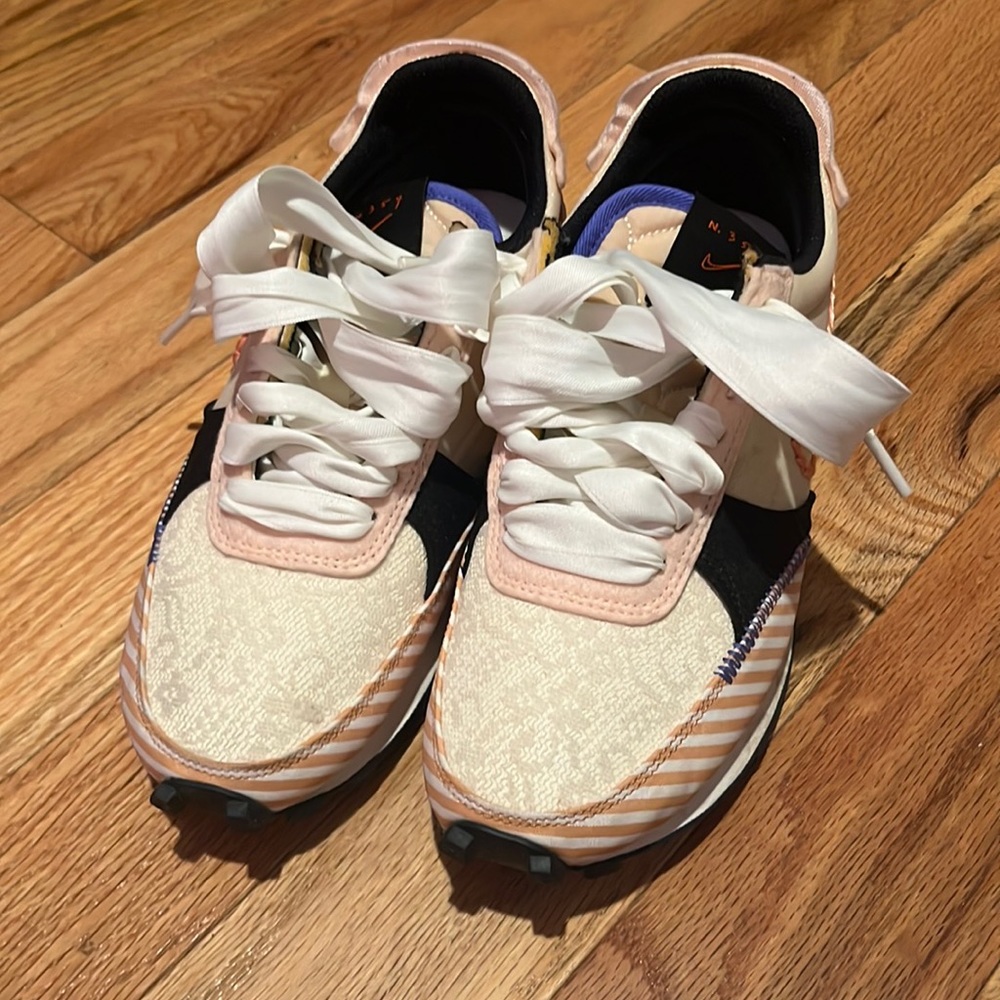 Women’s Nike Daybreak Crimson Tint